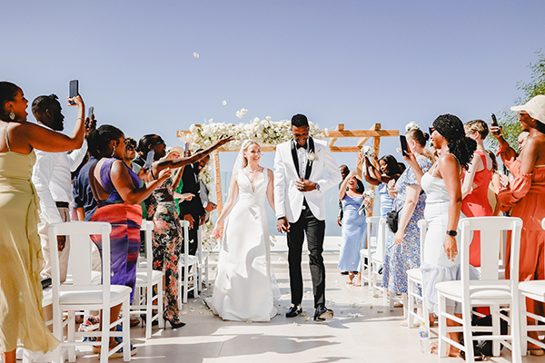 gorgeous-wedding-santorini-white-roses-hydrangeas_15