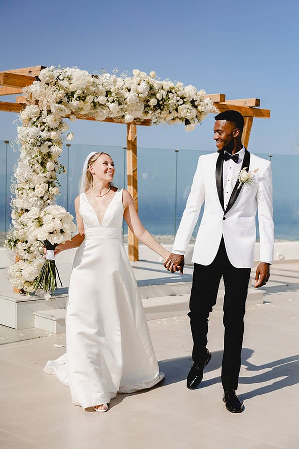 gorgeous-wedding-santorini-white-roses-hydrangeas_18