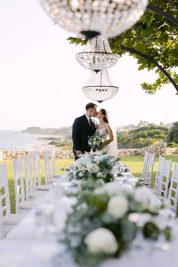 romantic-destination-wedding-kefalonia-lovely-white-flowers_03