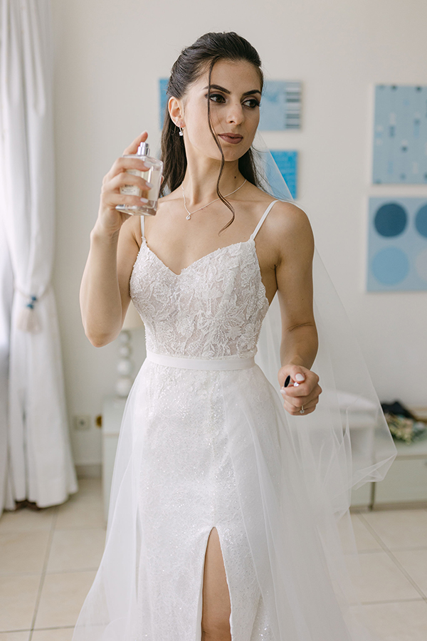 romantic-destination-wedding-kefalonia-lovely-white-flowers_06