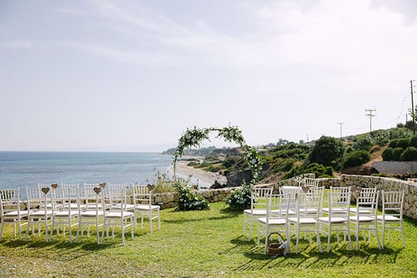 romantic-destination-wedding-kefalonia-lovely-white-flowers_07
