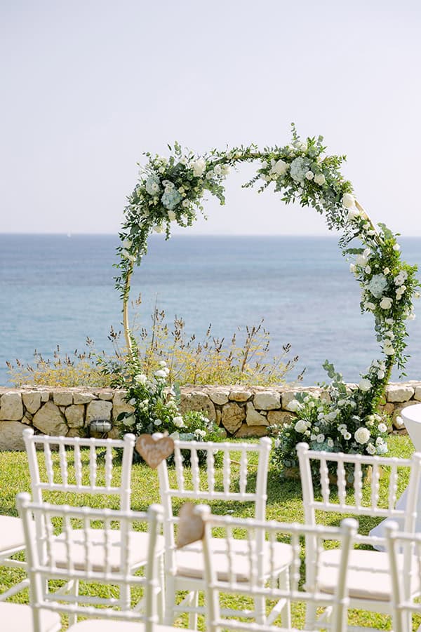 romantic-destination-wedding-kefalonia-lovely-white-flowers_08