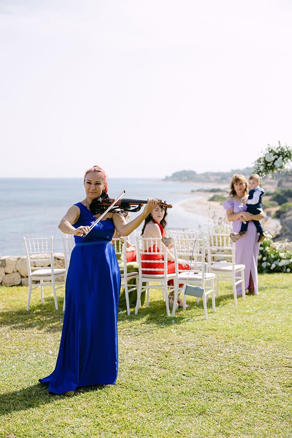 romantic-destination-wedding-kefalonia-lovely-white-flowers_10