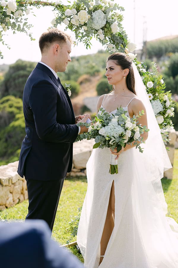 romantic-destination-wedding-kefalonia-lovely-white-flowers_12
