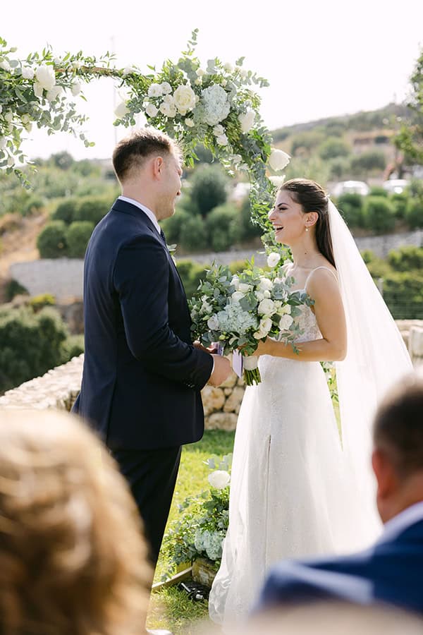 romantic-destination-wedding-kefalonia-lovely-white-flowers_13