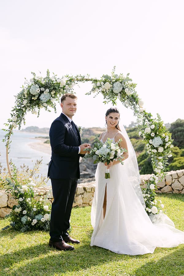 romantic-destination-wedding-kefalonia-lovely-white-flowers_15