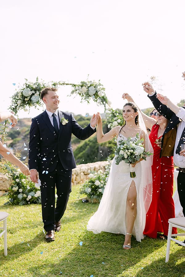 romantic-destination-wedding-kefalonia-lovely-white-flowers_16