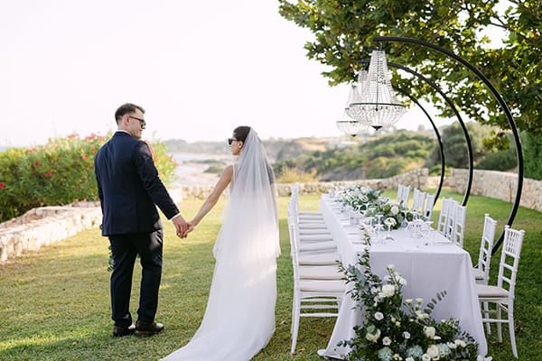 romantic-destination-wedding-kefalonia-lovely-white-flowers_20