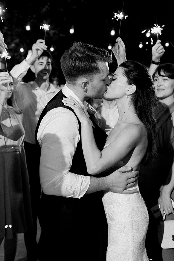 romantic-destination-wedding-kefalonia-lovely-white-flowers_23