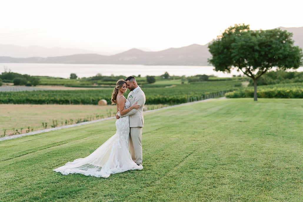 Ρομαντικός γάμος με ολόλευκα λουλούδια και chic λεπτομέρειες | Μαρία & Γιάννης