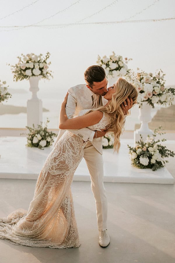 stunning-wedding-santorini-white-flowers_01z