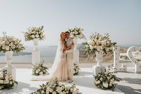 stunning-wedding-santorini-white-flowers_02
