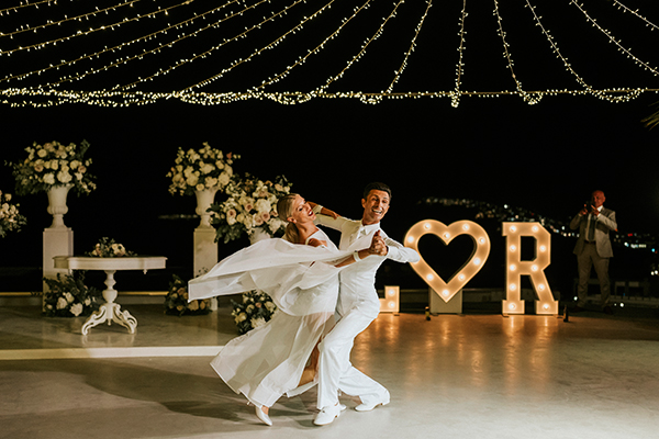 stunning-wedding-santorini-white-flowers_39