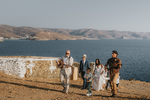 summer-wedding-kythnos-quaint-chapel_13