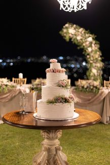 Ρομαντική γαμήλια τούρτα τεσσάρων ορόφων