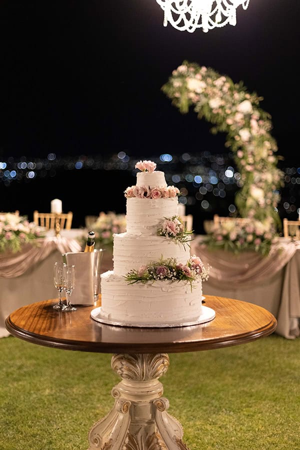 Ρομαντική γαμήλια τούρτα τεσσάρων ορόφων Ρομαντική γαμήλια τούρτα τεσσάρων ορόφων