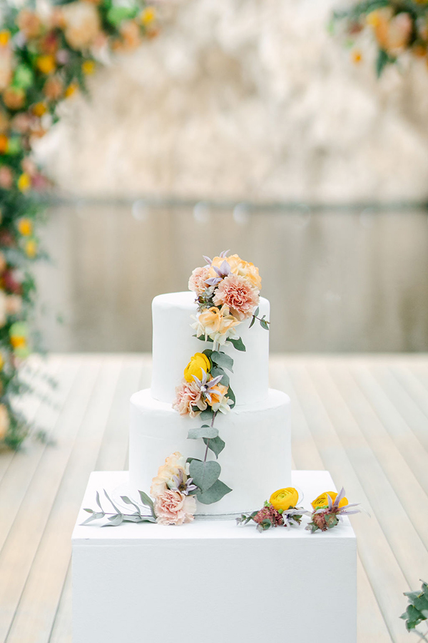 Διώροφη γαμήλια τούρτα με φρέσκα λουλούδια Διώροφη γαμήλια τούρτα με φρέσκα λουλούδια