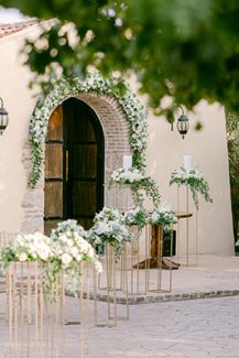 Όμορφη διακόσμηση της γαμήλιας τελετής με άσπρα λουλούδια