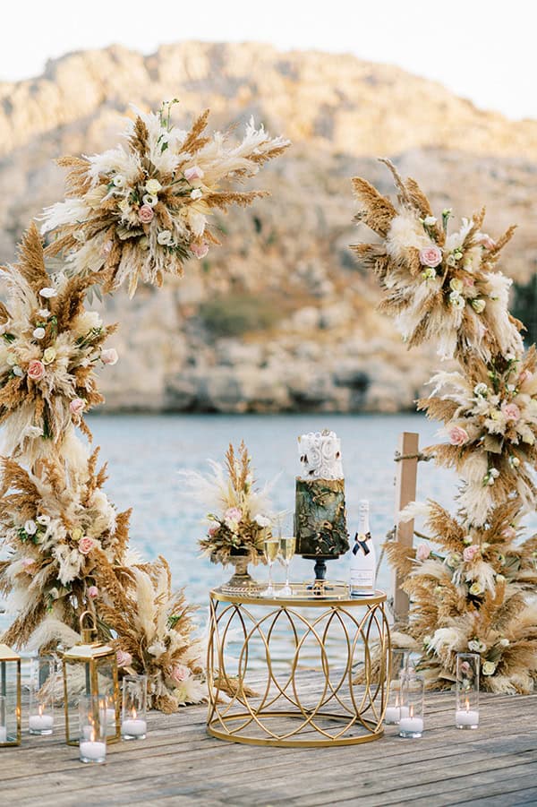 Boho αποσπώμενη αψίδα με ροζ τριαντάφυλλα και pampas grass