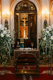 Στολισμός γαμήλιας λαμπάδας με πλούσια πρασινάδα και τριαντάφυλλα