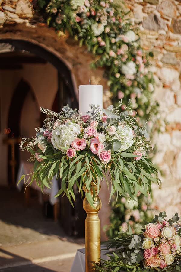 Ρομαντική γαμήλια λαμπάδα με άσπρες ορτανσίες και ροζ λυσίανθο