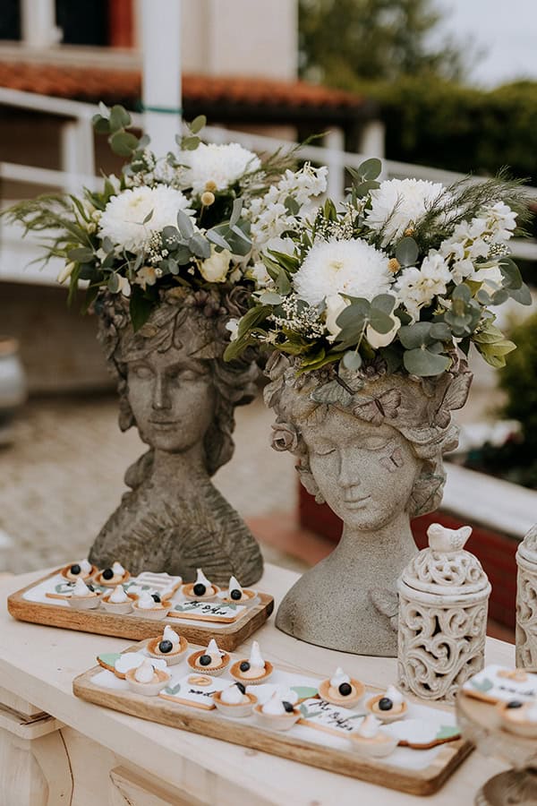 Εντυπωσιακό candy table με statue head κεραμικά βάζα