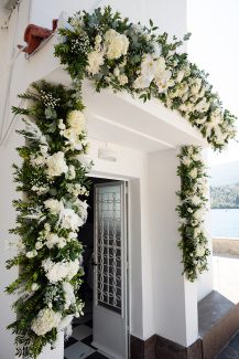 Υπέροχος στολισμός εισόδου εκκλησίας με λουλουδένιες γιρλάντες