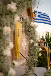 Ρομαντικός στολισμός εισόδου εκκλησίας με αποσπώμενη λουλουδένια αψίδα