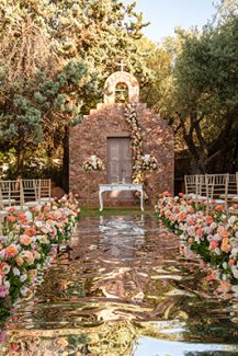 Παραμυθένιος στολισμός εκκλησίας με διάδρομο από πληθώρα λουλουδιών