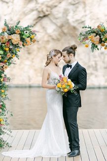 Ονειρεμένη λουλουδένια αψίδα με κίτρινες νεραγκούλες και λευκές ανεμώνες