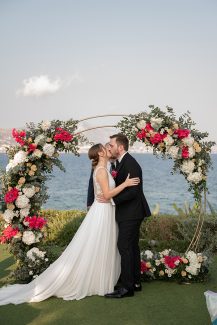 Χρυσή λουλουδένια αψίδα με φούξια βουκαμβίλιες και λευκές ορτανσίες