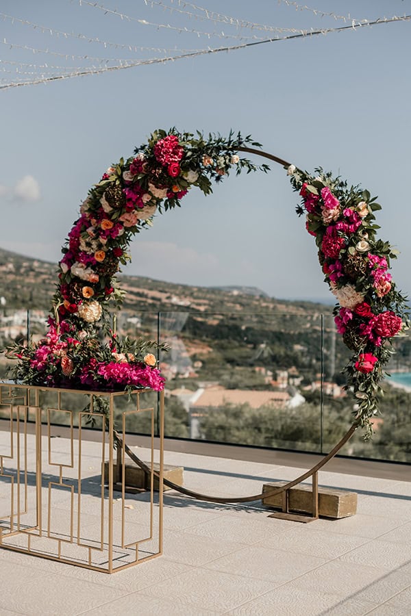 Εντυπωσιακή λουλουδένια αψίδα με ορτανσίες και φούξια βουκαμβίλιες