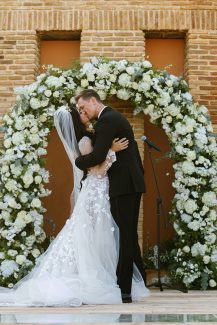 Ολόλευκη λουλουδένια αψίδα με ορτανσίες και τριαντάφυλλα Ολόλευκη λουλουδένια αψίδα με ορτανσίες και τριαντάφυλλα