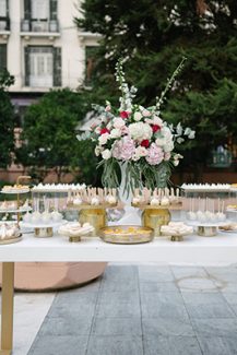 Candy table διακοσμημένο με ορτανσίες και τριαντάφυλλα