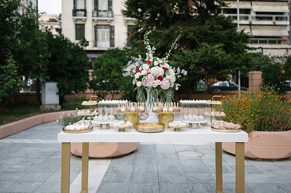 Candy table διακοσμημένο με ορτανσίες και τριαντάφυλλα