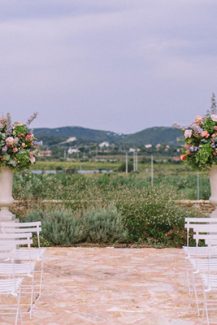 Ρομαντική διακόσμηση τελετής γάμου με πλούσιες ανθοσυνθέσεις