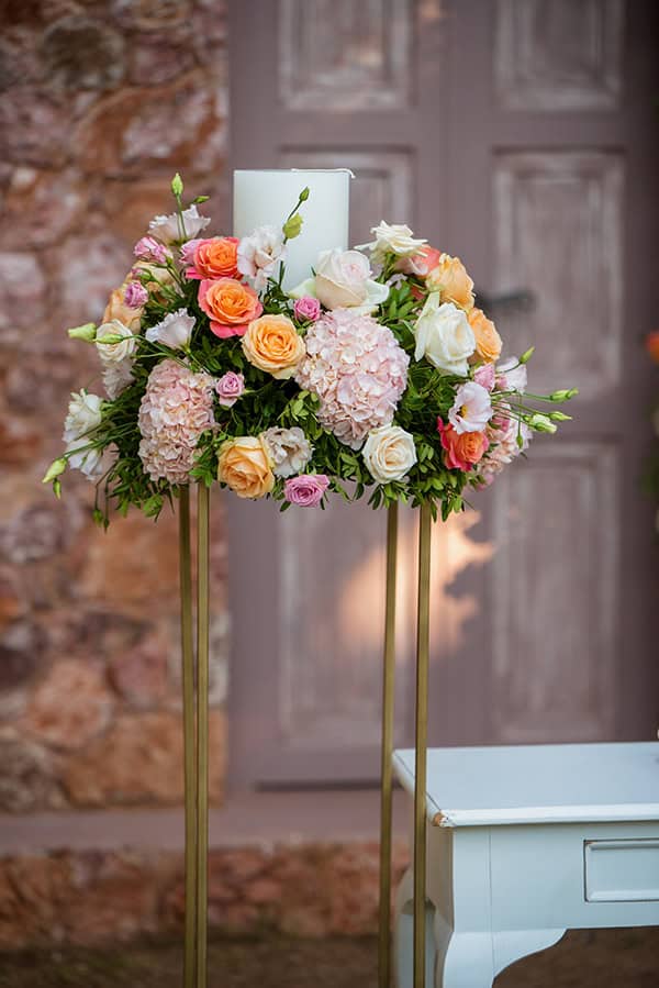 Ρομαντική διακόσμηση λαμπάδας γάμου με ροζ ορτανσίες και τριαντάφυλλα