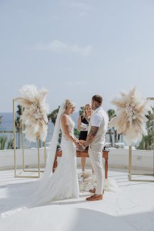 Στολισμός τελετής γάμου με πλούσιο ανθοστολισμό από pampas grass και τριαντάφυλλα