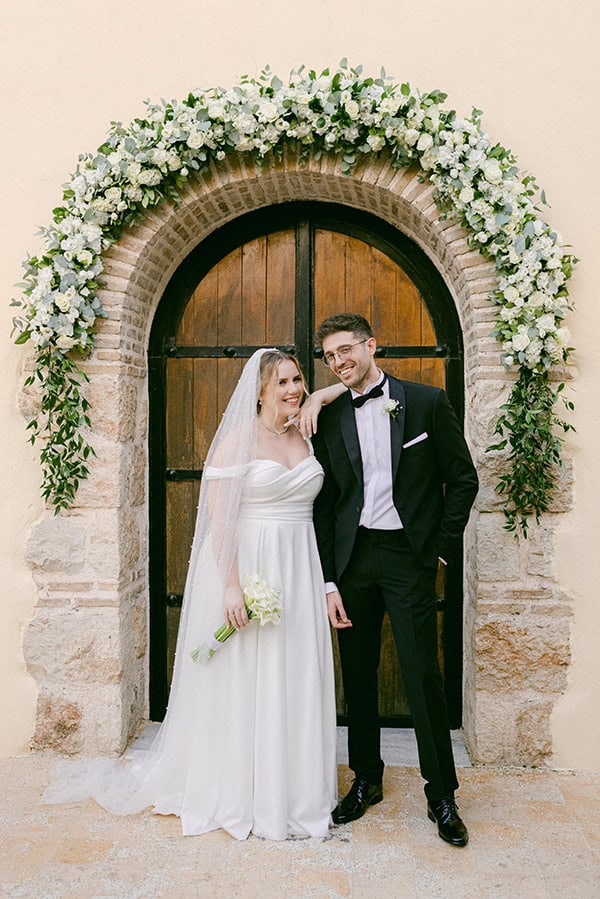 Διακόσμηση εισόδου εκκλησίας με λουλουδένια γιρλάντα