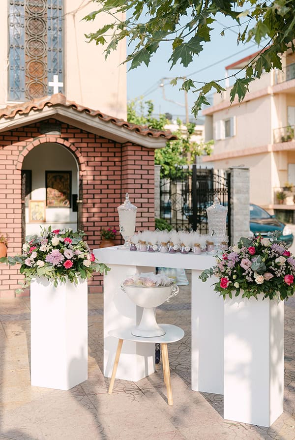 Ρομαντική διακόσμηση του refreshment stand με πλούσιες ανθοσυνθέσεις Ρομαντική διακόσμηση του refreshment stand με πλούσιες ανθοσυνθέσεις
