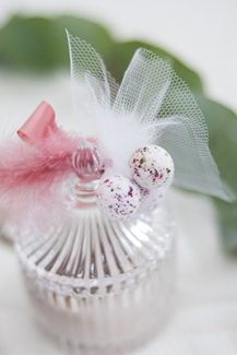 Ρομαντική γαμήλια μπομπονιέρα – γυάλινο βαζάκι με ροζ πούπουλο