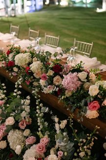 Ultra romantic διακόσμηση γαμήλιου τραπεζιού με πλούσιες ανθοσυνθέσεις