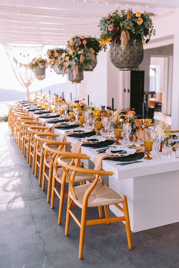 Υπέροχος στολισμός τραπεζιών δεξίωσης με πληθώρα λουλουδιών