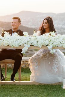 Ολόλευκος στολισμός γαμήλιου τραπεζιού με εντυπωσιακό floral runner