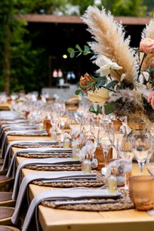 Μποέμ διακόσμηση των τραπεζιών δεξίωσης με pampas grass και ψάθινα σουπλά