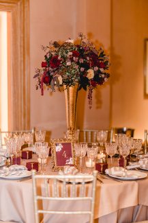 Elegant στολισμός τραπεζιών δεξίωσης με ψηλά χρυσά centerpieces