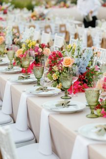 Mοντέρνα διακόσμηση τραπεζιών δεξίωσης με φούξια βουκαμβίλιες και γαλάζιο δελφίνιουμ