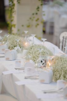 Ρομαντικός στολισμός τραπεζιών δεξίωσης με γυψοφύλλη