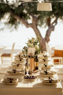 Chic στολισμός τραπεζιών δεξίωσης με κλαδιά ελιάς και τριαντάφυλλα