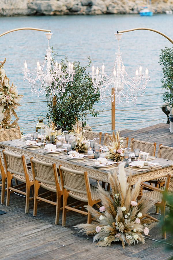 Elegant διακόσμηση τραπεζιών δεξίωσης με pampas grass και τριαντάφυλλα